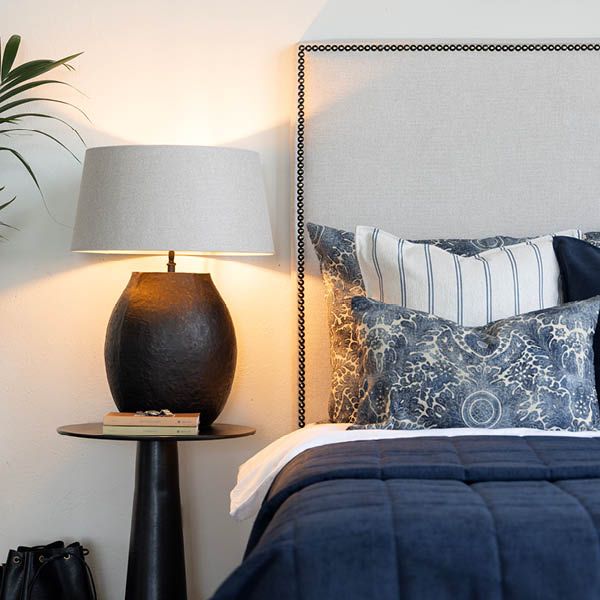 Fiora Svart Lav Bordlampe - Artwood