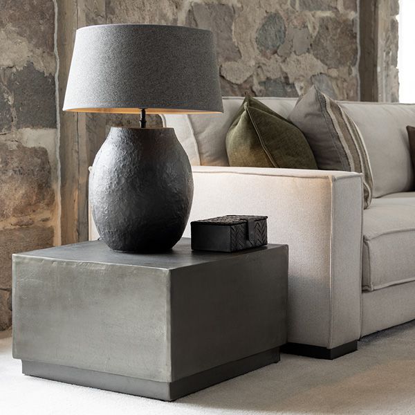 Fiora Svart Lav Bordlampe - Artwood